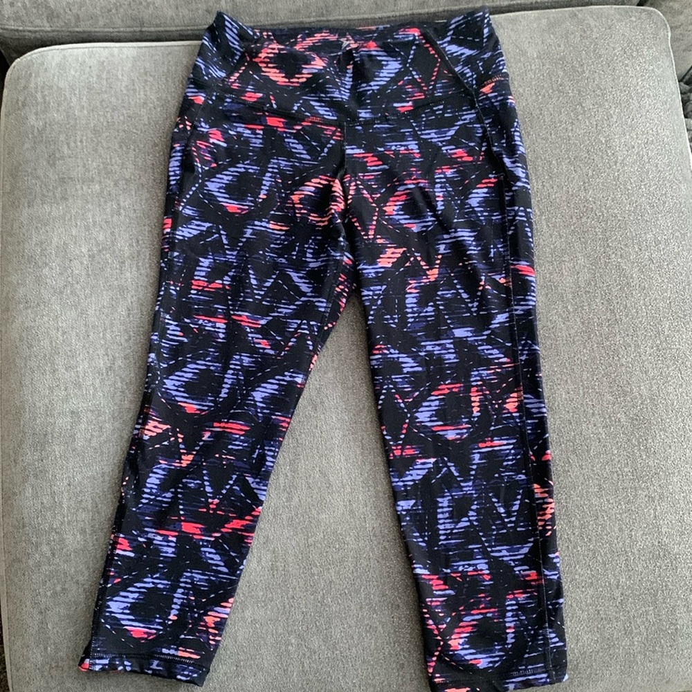 Old Navy Active cropped workout leggings- M